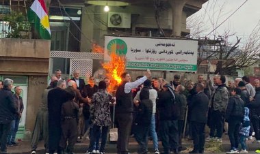 Penaxwazên Rojavayê agirê Newrozê vêxistin