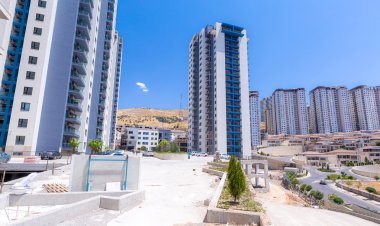 Karkerekî ji Kobanê ji avahiyekê kete xwarê û jiyan ji dest da