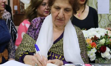 Gelawêj di navbera siyaset û wêjeyê de