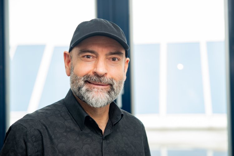 Helbestvanekî Kurd Xelata Wêjeyî ya Navneteweyî "Kathak" wergirt