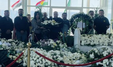 Bi Vîdyo... Gotara Serokê Encumena Penaberên Rojava li ser mezarê Mam Celal