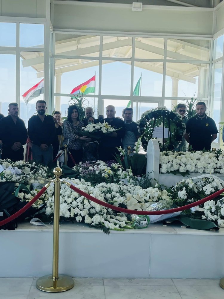 Bi Vîdyo... Gotara Serokê Encumena Penaberên Rojava li ser mezarê Mam Celal