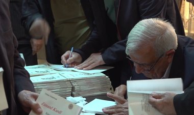 Piştî 27 salan pirtûka xwe a zimanê kurdî îmze kir