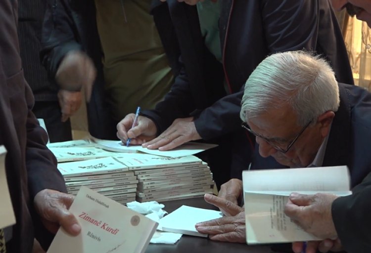 Piştî 27 salan pirtûka xwe a zimanê kurdî îmze kir