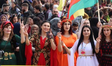 Helwesta Waşîntonê û Kêliyeke Stratejîk ji bo Biryardarên Kurd