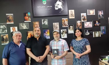 Hunermendê Kurd Omer Şan mîvanê Xelata Kurmanca ye