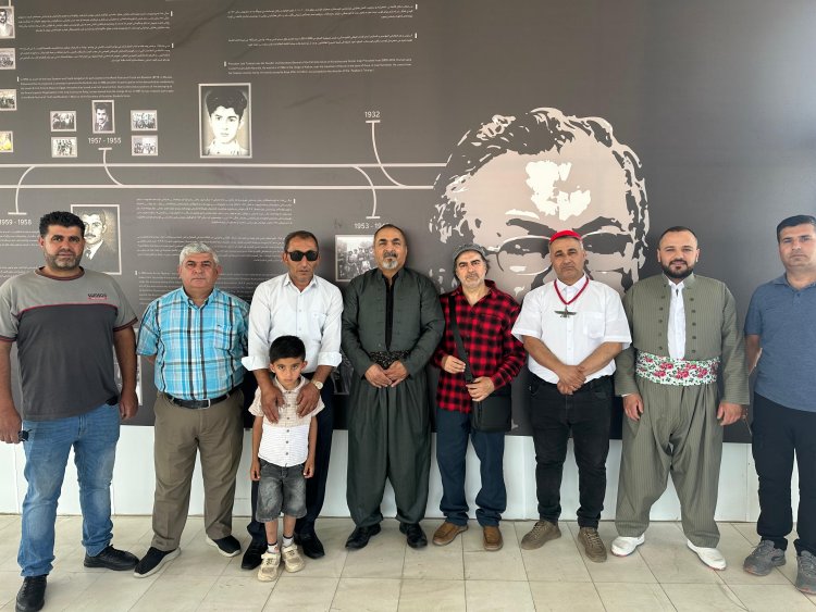 Hunermendê Kurd ê Rojava Serdana mezarê Mam Celal kir