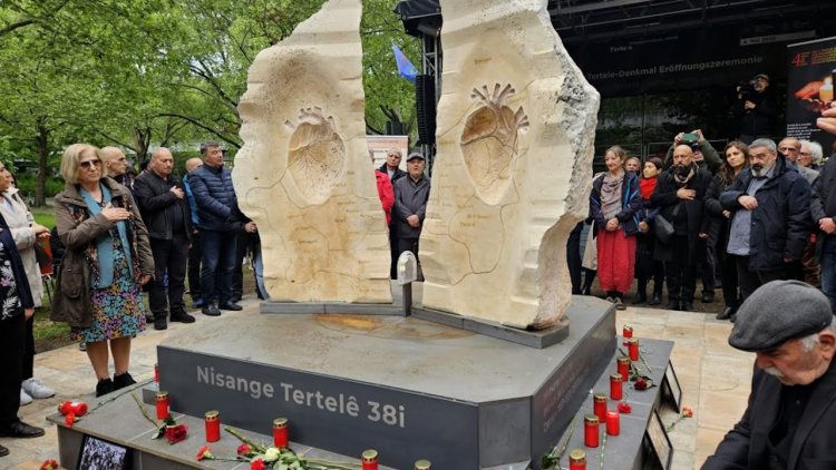 Peykerê komkujiya Dêrsimê li Berlînê bi kevirê bajêr hatiye çêkirin