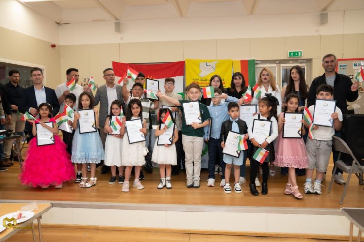 Li Birîtanya xwendekarên zimanê kurdî hatin xelatkirin