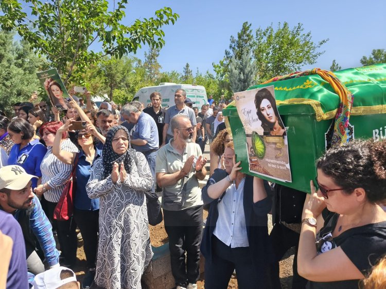 Piştî 29 salan Eyşe Şan li kêleka dê û bavê xwe hat veşartin