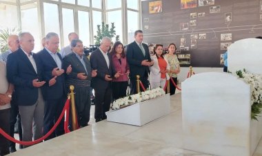 Şandeyeke berpirsên Rojava serdana mezarê Mam Celal kirin