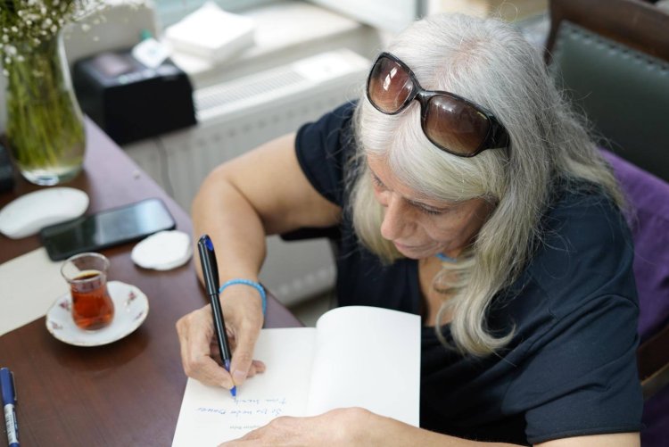 Helbestvan Suphiye Bulut pirtûka xwe îmze kir