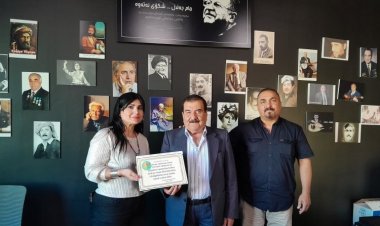 Hunermendê kurd ê mezin şîretên civaknasî dide