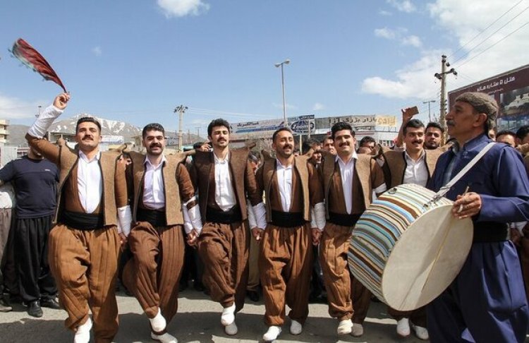 Em hemû mîna stêrkan li dora Mam Celal bûn