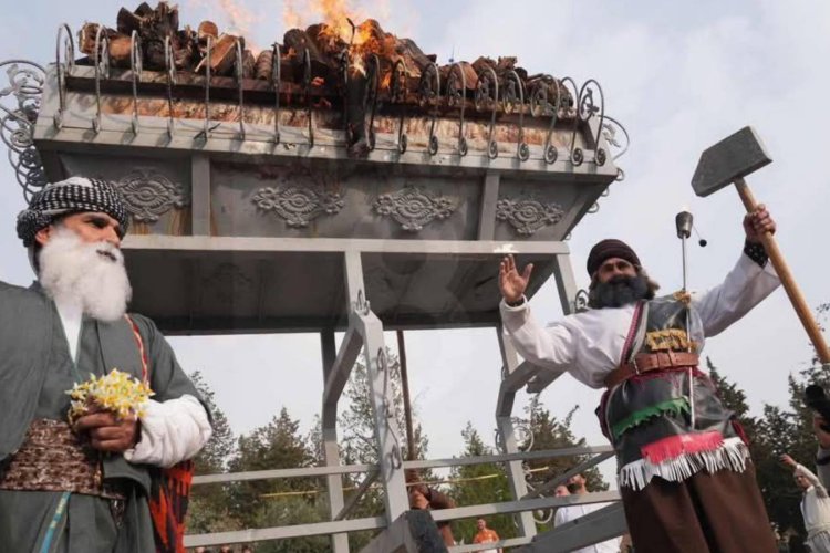 Gelê kurd xwe ji bo Newrozeke cuda amade kirî